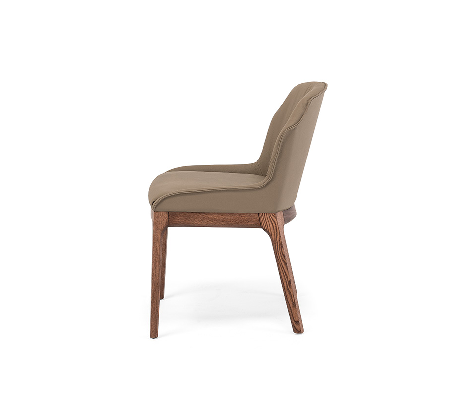 MUSA Chaise design en bois massif avec assise rembourrée en tissu ou cuir, avec ou sans accoudoirs. Disponible chez D-Style Interior.