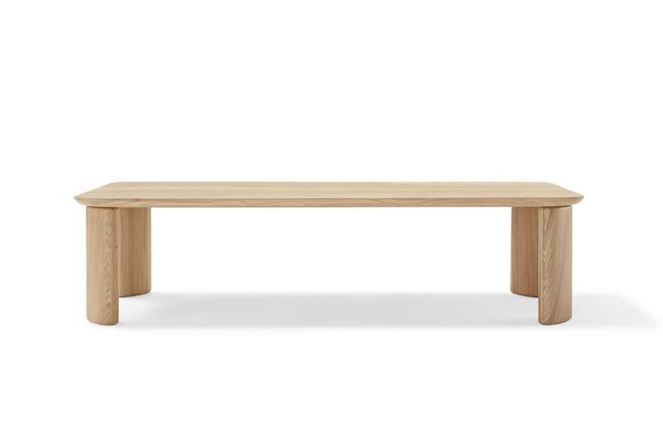 Mediterraneo table d’Amura Lab incarne l’élégance méditerranéenne à travers des formes douces et puissantes, alliant bois massif et design sculptural. Disponible chez D-Style Interior.