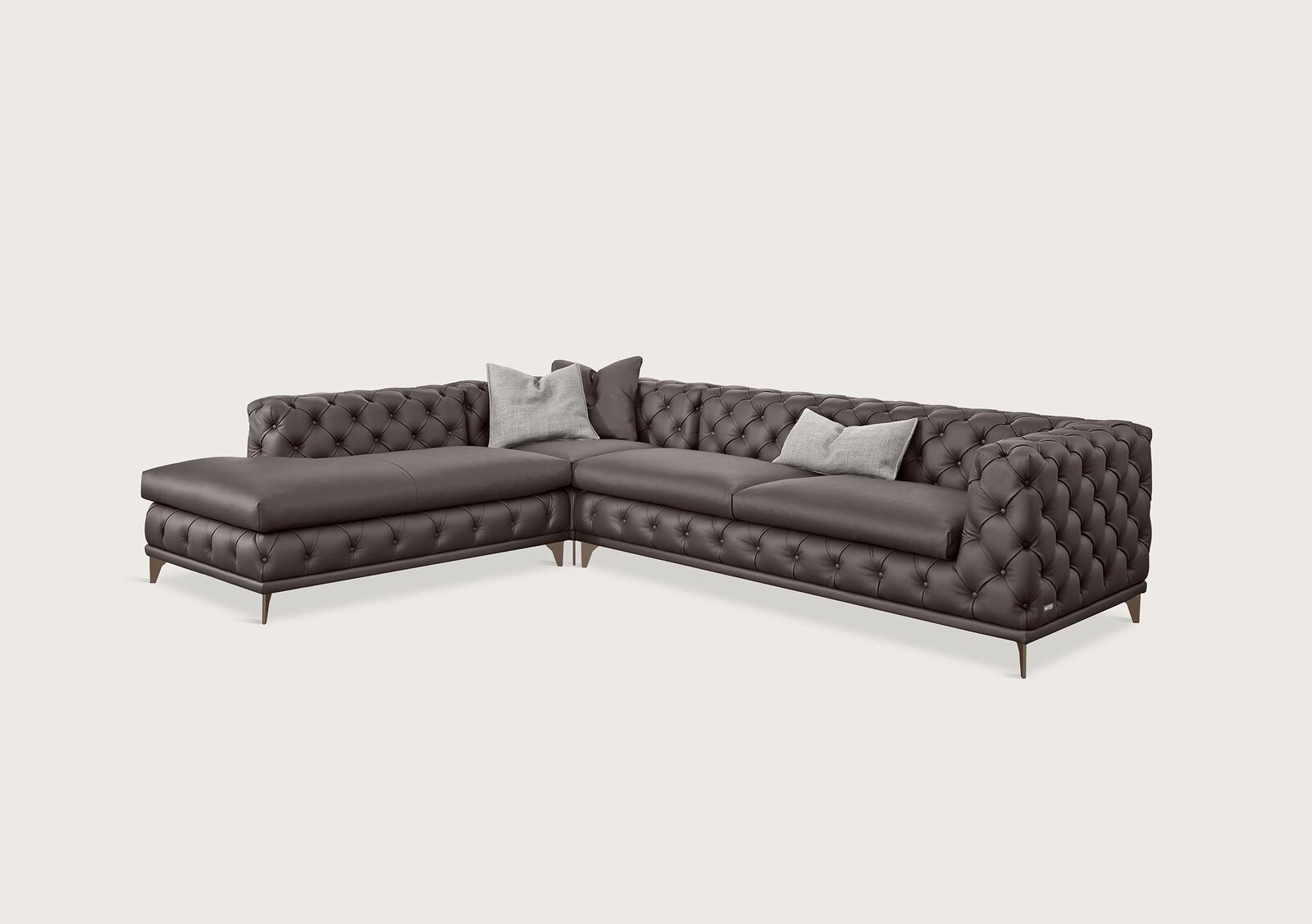 Aston canapé haut de gamme capitonné par Gamma Arredamenti, combinant style Chesterfield classique et confort contemporain. Disponible chez D-Style Interior.