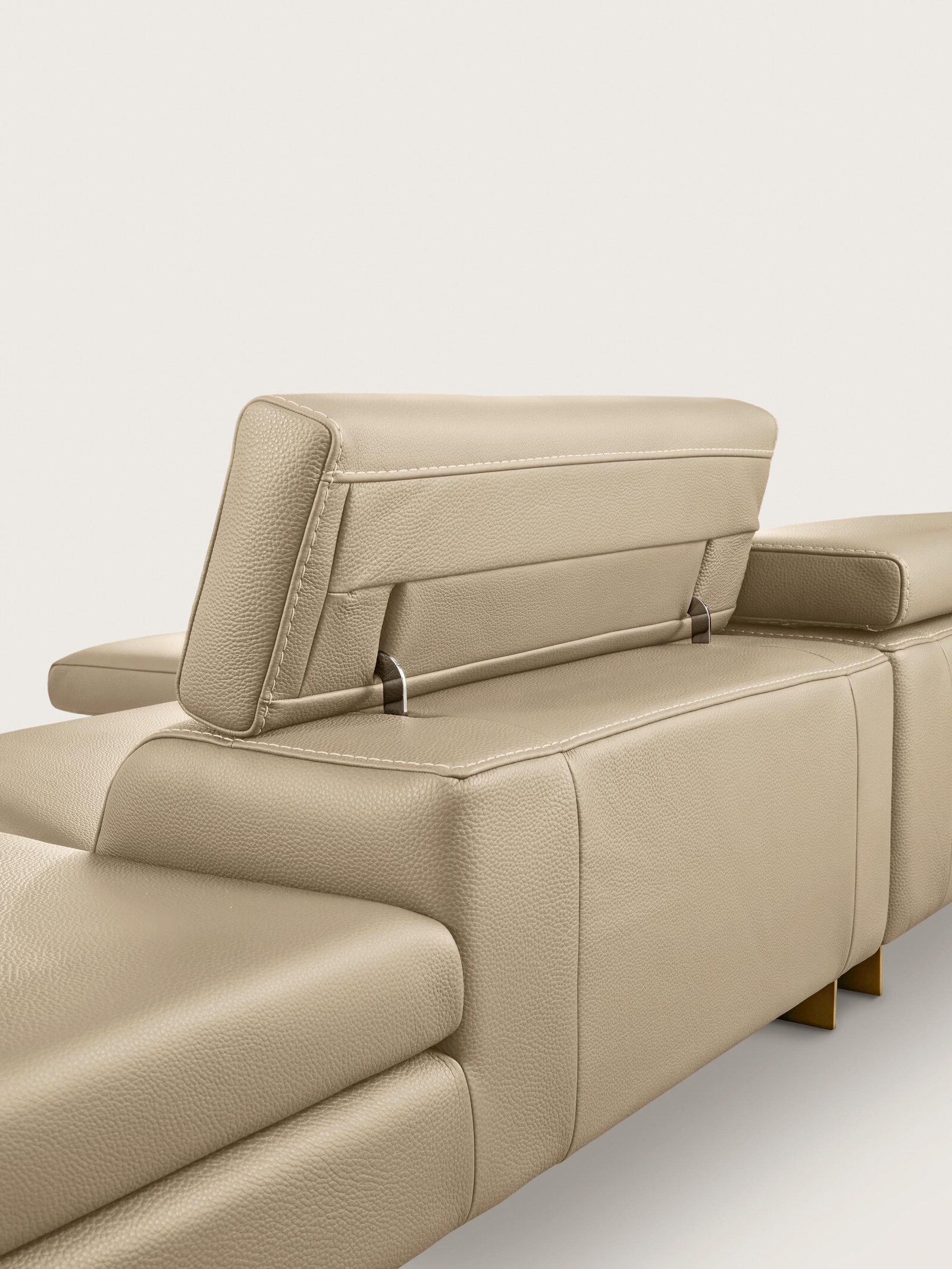 Bellevue canapé de Gamma Arredamenti, un modèle haut de gamme en cuir avec appuis-tête réglables et design contemporain. Disponible chez D-Style Interior.