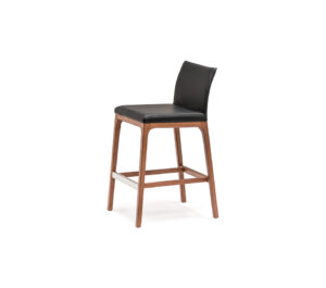 Tabouret Arcadia Couture au design élégant, assise matelassée en cuir et structure bois raffinée. Disponible chez D-Style Interior.