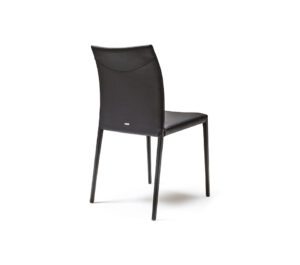 NORMA Chaise design moderne polyvalente avec structure en acier et revêtement haut de gamme. Disponible chez D-Style Interior.