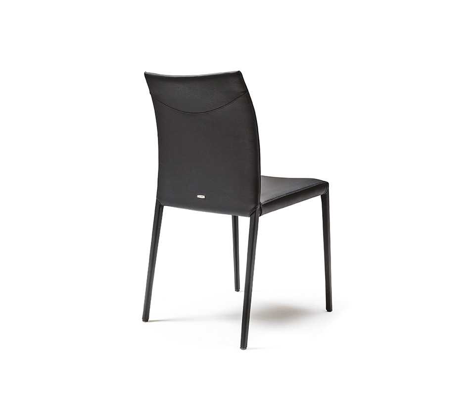 NORMA Chaise design moderne polyvalente avec structure en acier et revêtement haut de gamme. Disponible chez D-Style Interior.