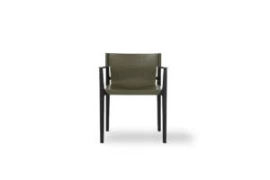 Stilt Chaise design haut de gamme Stilt d’Amura Lab en bois massif et cuir naturel, au design minimaliste, disponible chez D-Style Interior.