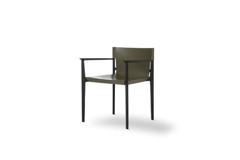 Stilt Chaise design haut de gamme Stilt d’Amura Lab en bois massif et cuir naturel, au design minimaliste, disponible chez D-Style Interior.