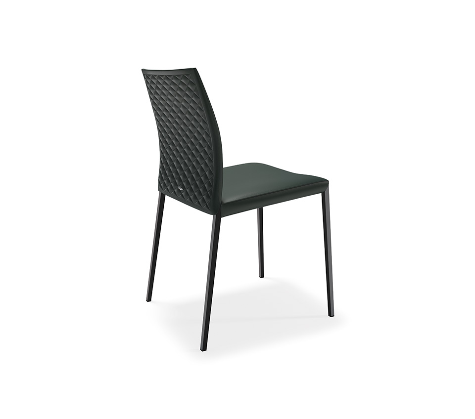 NORMA ML Couture Chaise moderne capitonnée avec structure en acier et revêtement personnalisable, élégante et confortable. Disponible chez D-Style Interior.