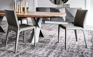 PENELOPE Chaise design avec structure en acier et passepoil gris canon, moderne et confortable. Disponible chez D-Style Interior.