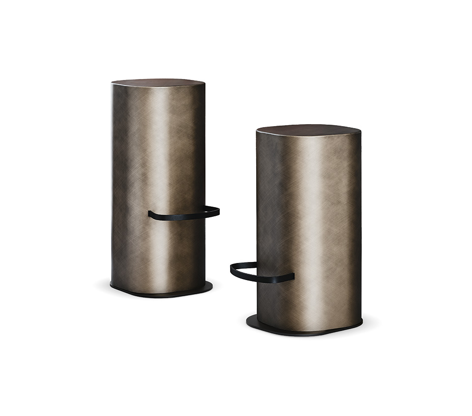 Pancho Tabouret design sculptural en acier brossé, alliant puissance et raffinement contemporain. Disponible chez D-Style Interior.