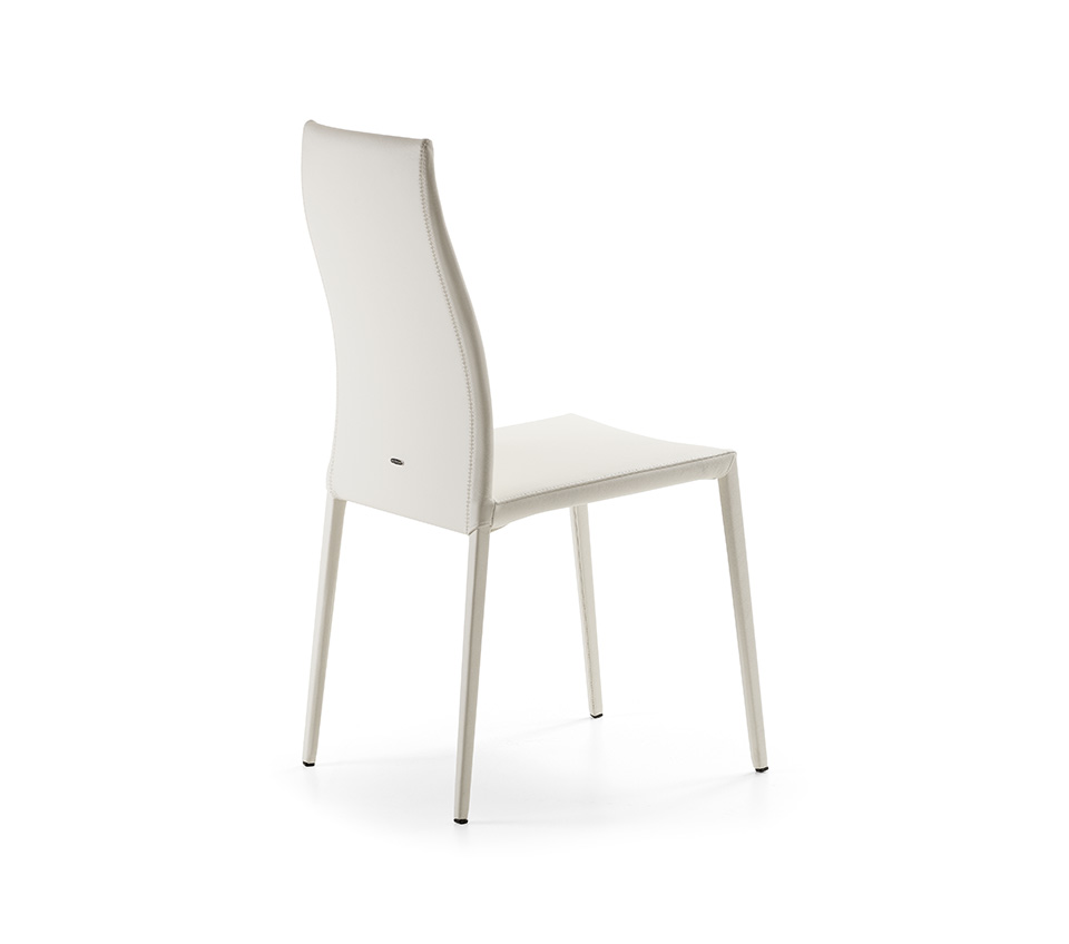 MAYA FLEX Chaise design haut de gamme avec dossier flexible et structure en acier, revêtement en tissu ou cuir. Disponible chez D-Style Interior.