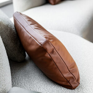 COMFY coussin rembourré en plumes avec housse amovible en tissu ou cuir – Disponible chez D-Style Interior