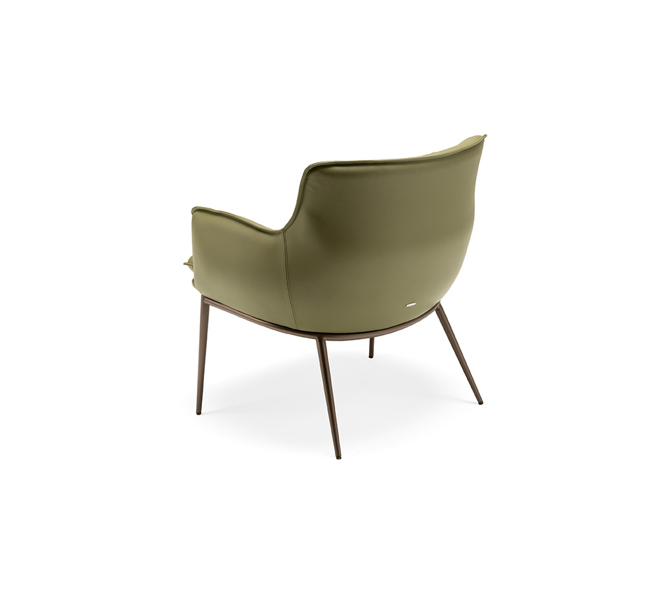 Rhonda Lounge Fauteuil pivotant de Cattelan Italia, base en aluminium laqué, assise rembourrée et design raffiné pour un confort supérieur. Disponible chez D-Style Interior.