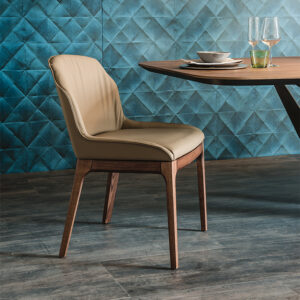 MUSA Chaise design en bois massif avec assise rembourrée en tissu ou cuir, avec ou sans accoudoirs. Disponible chez D-Style Interior.