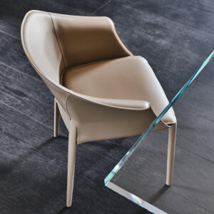 Zuleika Chaise avec accoudoirs de Cattelan Italia : un modèle avec accoudoirs, structure métallique et revêtement en cuir. Disponible chez D-Style Interior.