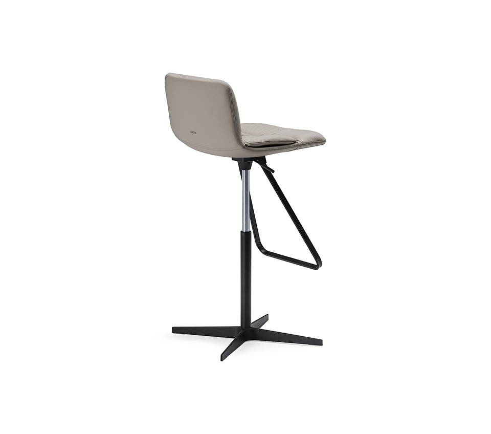 Axel X Tabouret pivotant et réglable en hauteur, avec assise rembourrée et base en métal élégante. Disponible chez D-Style Interior.