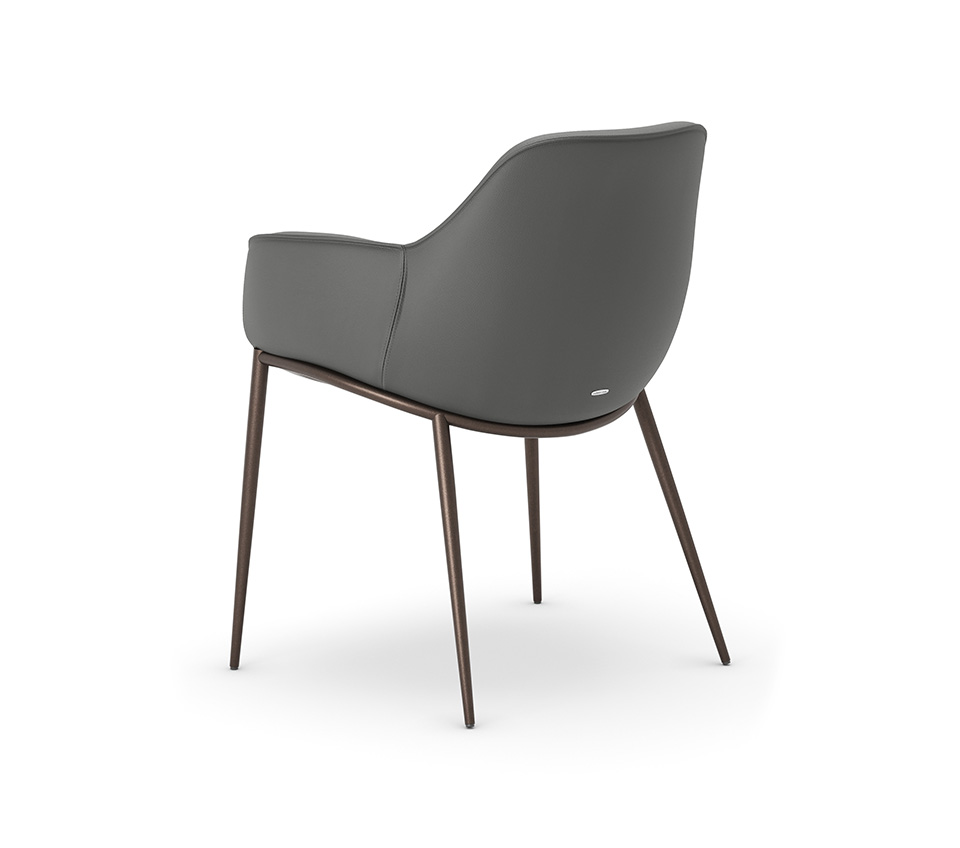  Scarlett ML Chaise avec accoudoirs de Cattelan Italia : lignes arrondies, base en acier laqué et assise ergonomique pour un confort d’exception. Disponible chez D-Style Interior.