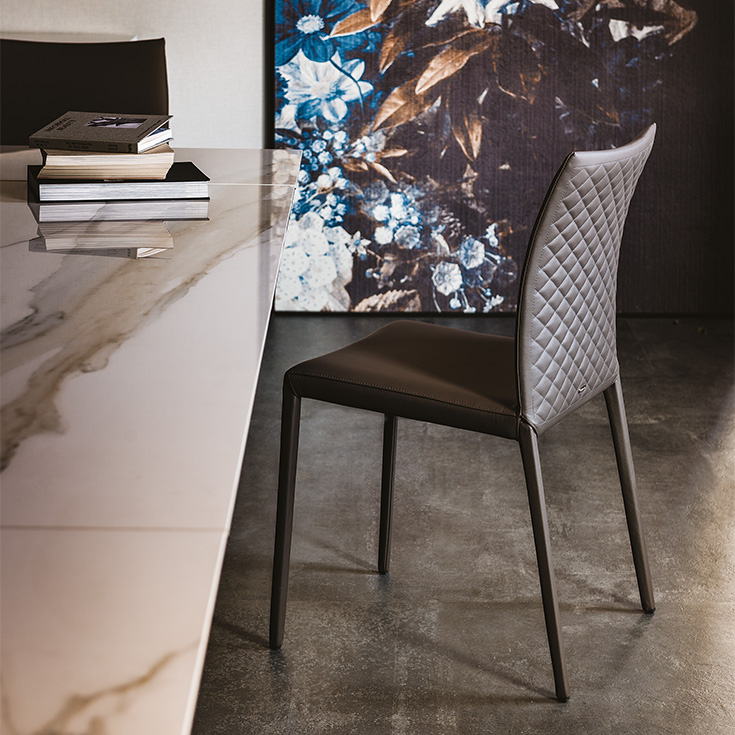 NORMA Couture Chaise moderne capitonnée avec structure en acier et revêtement haut de gamme. Disponible chez D-Style Interior.