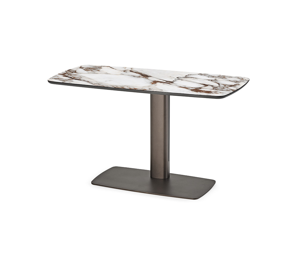 RUN Keramik Bureau design compact avec base en acier gaufré et plateau en céramique Marmi haut de gamme. Disponible chez D-Style Interior.