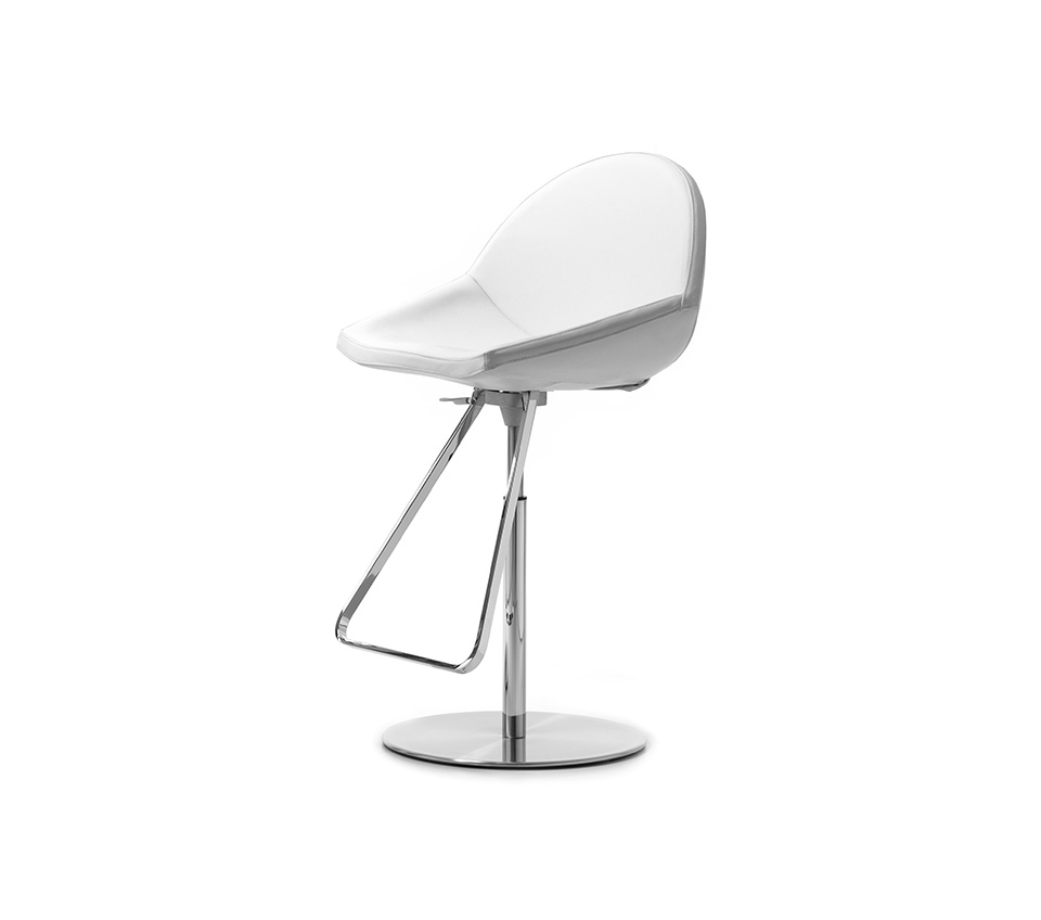 Le tabouret Kiss allie design minimaliste et confort réglable, idéal pour cuisines et bars contemporains. Disponible chez D-Style Interior.
