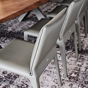 PENELOPE Chaise design avec structure en acier et passepoil gris canon, moderne et confortable. Disponible chez D-Style Interior.