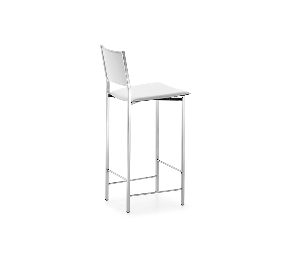 Alessio est un tabouret moderne en cuir, alliant élégance et confort, fruit de l’excellence du savoir-faire italien. Disponible chez D-Style Interior.