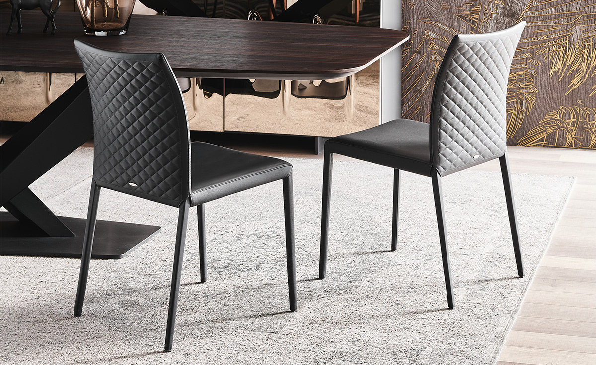 NORMA Couture Chaise moderne capitonnée avec structure en acier et revêtement haut de gamme. Disponible chez D-Style Interior.