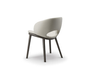 MIRANDA Wood Chaise design en bois avec dossier perforé et assise rembourrée en tissu ou cuir. Disponible chez D-Style Interior.