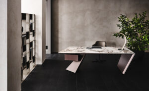NASDAQ Keramik Bureau design au style monolithique avec plateau en céramique Marmi et structure en acier laqué gaufré. Disponible chez D-Style Interior.