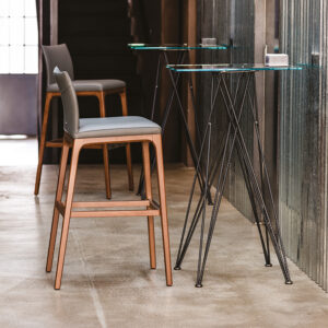 Arcadia Tabouret au design minimaliste, assise rembourrée et structure bois raffinée. Disponible chez D-Style Interior.