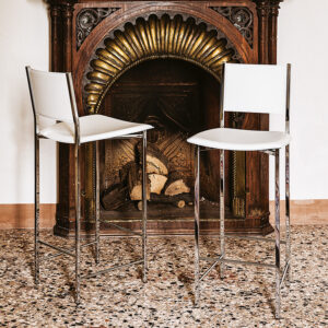 Alessio est un tabouret moderne en cuir, alliant élégance et confort, fruit de l’excellence du savoir-faire italien. Disponible chez D-Style Interior.