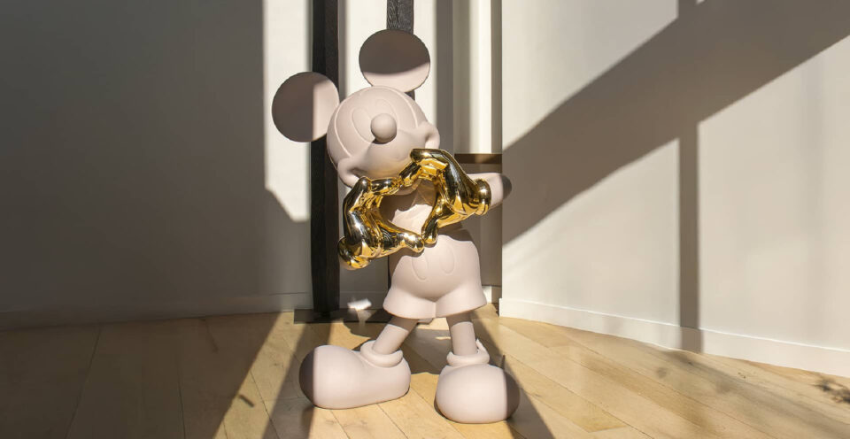 Mickey With Love Large, Sculpture design haut de gamme Leblon Delienne, création élégante et contemporaine inspirée de l’icône Disney. Disponible chez D-Style Interior.
