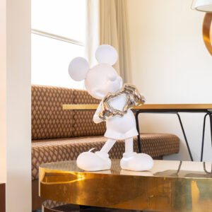 Mickey With Love Medium, Sculpture design haut de gamme Leblon Delienne x Kelly Hoppen, élégante, minimaliste et intemporelle, disponible chez D-Style Interior