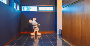 Mickey With Love Medium, Sculpture design haut de gamme Leblon Delienne x Kelly Hoppen, élégante, minimaliste et intemporelle, disponible chez D-Style Interior