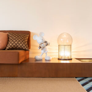 Mickey With Love Medium, Sculpture design haut de gamme Leblon Delienne x Kelly Hoppen, élégante, minimaliste et intemporelle, disponible chez D-Style Interior