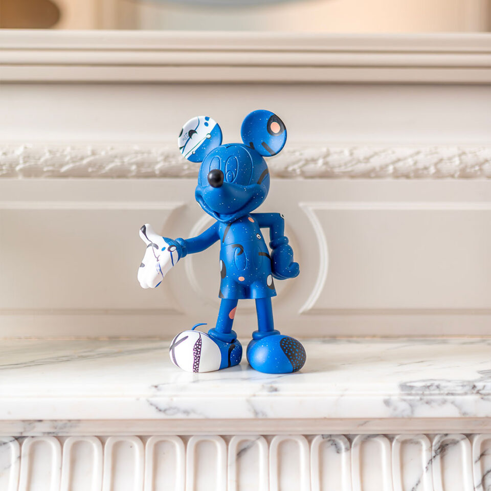 Mickey Cosmic Small, Sculpture design haut de gamme Thomas Dariel, résine colorée, disponible chez D-Style Interior
