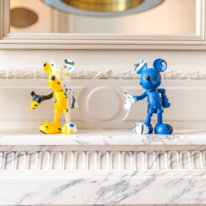 Mickey Cosmic Small, Sculpture design haut de gamme Thomas Dariel, résine colorée, disponible chez D-Style Interior