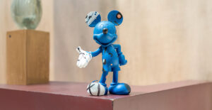 Mickey Cosmic Small, Sculpture design haut de gamme Thomas Dariel, résine colorée, disponible chez D-Style Interior