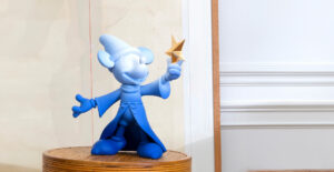 Mickey Fantasia Small, sculpture design haut de gamme par Leblon Delienne, capture la magie et l’imagination de Fantasia. Disponible chez D-Style Interior
