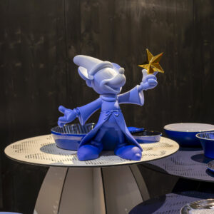 Mickey Fantasia Small, sculpture design haut de gamme par Leblon Delienne, capture la magie et l’imagination de Fantasia. Disponible chez D-Style Interior