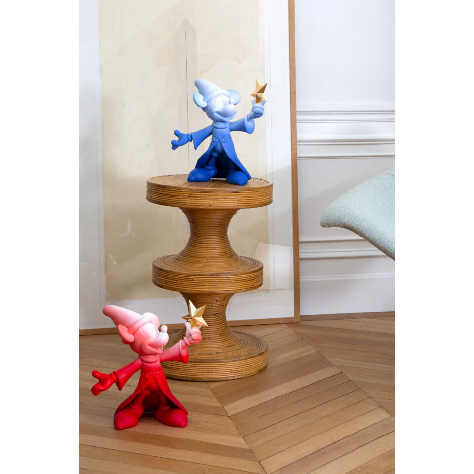 Mickey Fantasia Small, sculpture design haut de gamme par Leblon Delienne, capture la magie et l’imagination de Fantasia. Disponible chez D-Style Interior