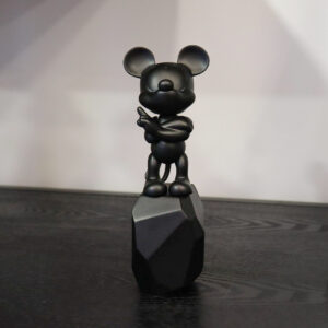Mickey Rock – Small, Sculpture design haut de gamme Leblon Delienne, résine peinte à la main, joyeux et fier, multi-facettes, disponible chez D-Style Interior