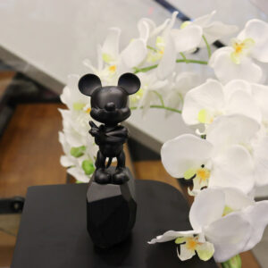 Mickey Rock – Small, Sculpture design haut de gamme Leblon Delienne, résine peinte à la main, joyeux et fier, multi-facettes, disponible chez D-Style Interior