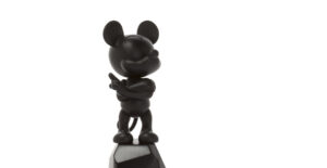 Mickey Rock – Small, Sculpture design haut de gamme Leblon Delienne, résine peinte à la main, joyeux et fier, multi-facettes, disponible chez D-Style Interior