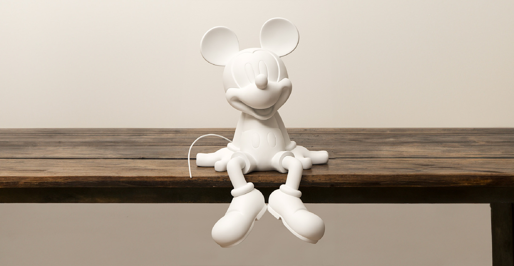 Mickey Take 2 Medium, Sculpture design haut de gamme Leblon Delienne, résine peinte à la main, moderne et élégante, disponible chez D-Style Interior