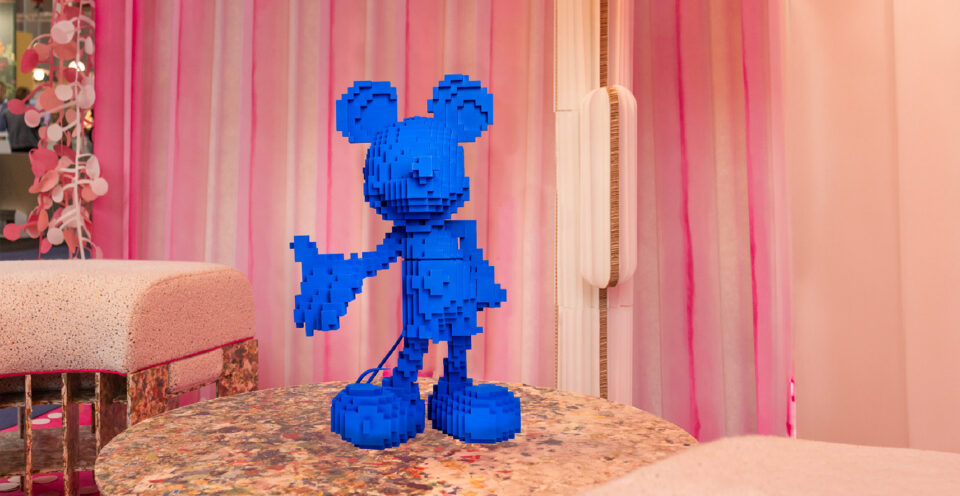 Mickey Voxel Medium, sculpture design haut de gamme Leblon Delienne x Miguel Chevalier, fusion entre art numérique et pop culture. Disponible chez D-Style Interior.
