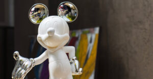 Sculpture design Mickey Welcome Bicolore par Leblon Delienne, figurine 30cm finition mat et chromé, disponible chez D-Style Interior