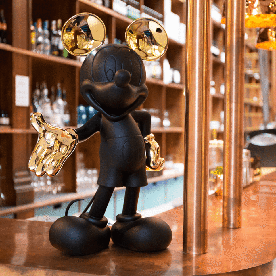Mickey Welcome Bicolore – Medium, Sculpture design haut de gamme Leblon Delienne, finition bicolore, résine peinte à la main, disponible chez D-Style Interior