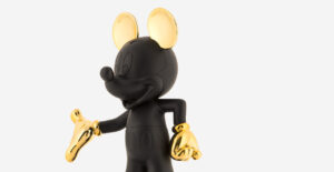 Mickey Welcome Bicolore – Medium, Sculpture design haut de gamme Leblon Delienne, finition bicolore, résine peinte à la main, disponible chez D-Style Interior