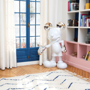 Mickey Welcome Bicolore Large, Sculpture design haut de gamme grandeur nature Leblon Delienne, résine peinte à la main, disponible chez D-Style Interior