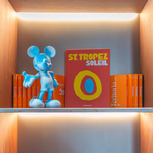 Mickey Welcome Cloud Small, sculpture design Leblon Delienne 30 cm en finition blanche nuageuse. Disponible chez D-Style Interior.
