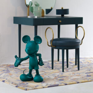 Mickey Welcome Medium, Sculpture design haut de gamme Leblon Delienne, joyeux et audacieux, capturant l’icône Mickey Mouse. Disponible chez D-Style Interior